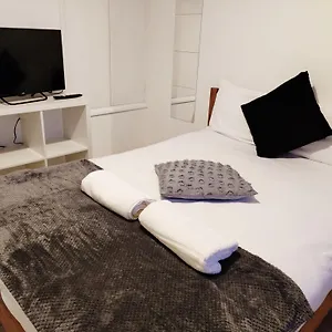 Cosy Near E1 Holiday home London